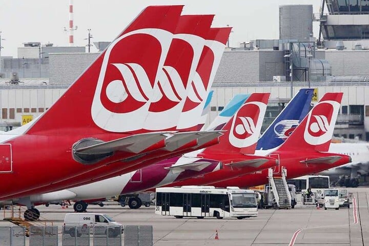Flugzeuge von Air Berlin auf einem Flughafen.