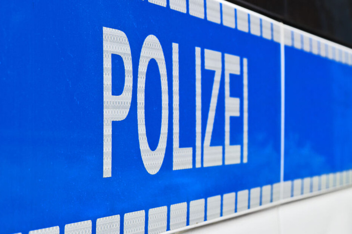 Nach Angaben der Polizei wurde die Frau auf die Motorhaube und Frontscheibe des Autos geschleudert. (Symbolbild)