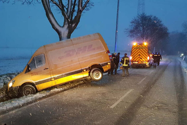 Bisher ist unklar, wie schwer der Fahrer verletzt ist.