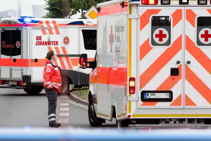 Der Rettungsdienst brachte die Verletzte in ein Krankenhaus. (Symbolbild)