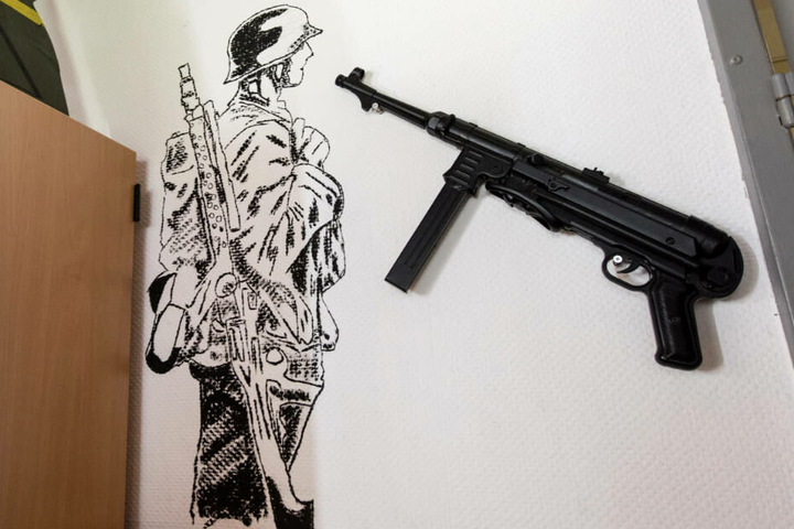 Im Aufenthaltsraum des Jägerbataillons 291 der Bundeswehr hängt eine Wehrmachts-Maschinenpistole an der Wand. Links neben der Waffe ist ein deutschen Soldat aus der Zeit des zweiten Weltkriegs als Wandbild zu sehen. In der Kaserne war der terrorverdächtig