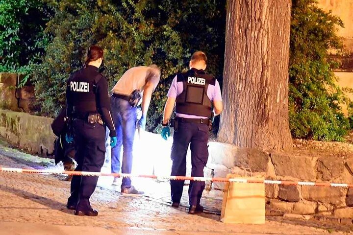 Am Tatort vorm Johanneum in Zittau sicherte die Polizei bis in die Nacht Spuren.
