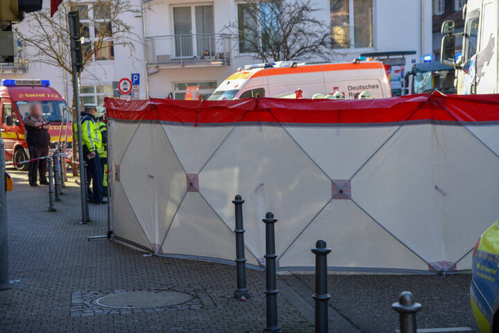 Einsatzkräfte errichteten einen Sichtschutz.