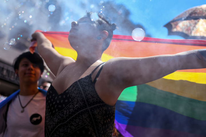 Die Regenbogenfahne war während der Parade stets zu sehen.
