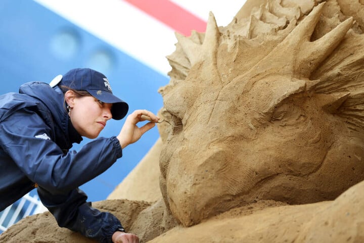 Susanne Ruseler aus den Niederlanden arbeitet an ihrer Skulptur "Seeschlange mit Sirenen".