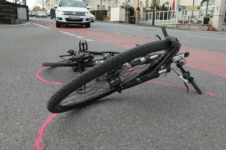 Der Radfahrer wurde bei dem Unfall verletzt.