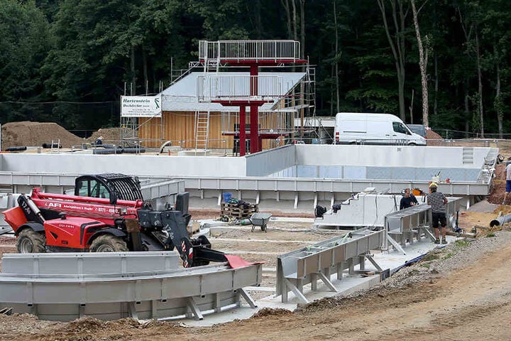 Der Sprungbereich und das 25-Meter-Becken sind schon fertig. Im August können erste Gäste das Freibad testen.