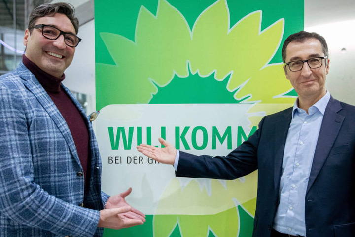 Cem Özdemir heißt den Musikproduzenten willkommen.