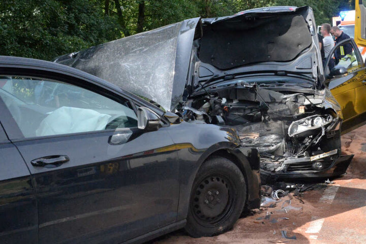 Beide Autos wurden bei dem Zusammenstoß deformiert.