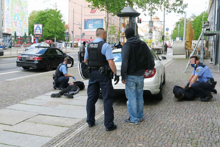 Gegen Mittag schlugen die Beamten zu.