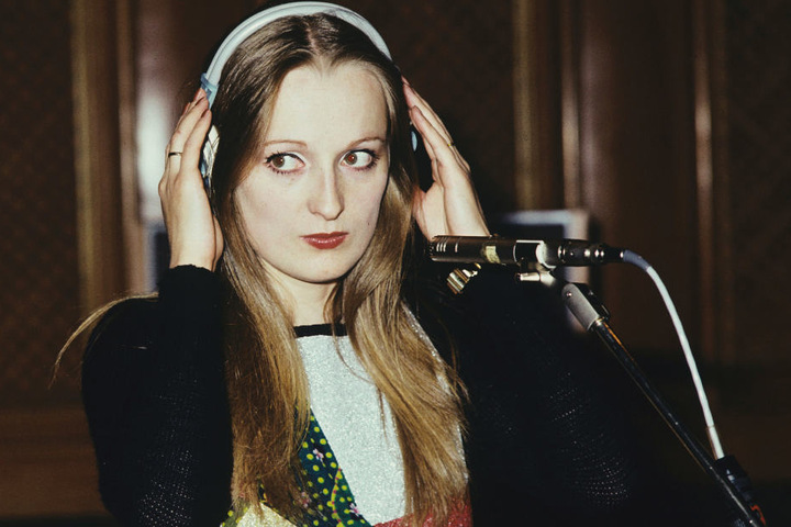 1975 feierte Veronika Fischer mit ihrer Band den Durchbruch in der DDR. Bis
1980 nahm sie vier Alben auf. Von einem West-Gastspiel 1981 kehrte sie nicht
heim.