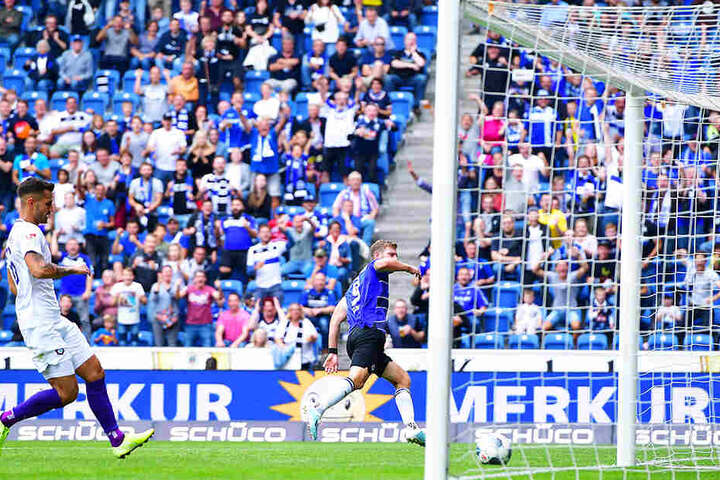 Bielefelds Fabian Klos (Nummer 9) bedankte sich mit dem 2:0 für die Auer Fehlerkette.
