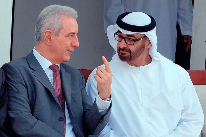 Eine seiner liebsten Rollen: als Botschafter für Sachsen im Ausland - hier 2015 in Abu Dhabi mit dem Kronprinzen, Scheich Muhammad bin Zayid Al Nahyan.