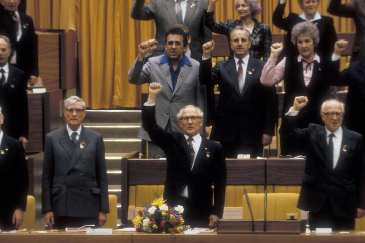 Der X. SED-Parteitag 1981 in Berlin Ost: Vorne Erich Honecker (1912-1994),
dahinter der damals 44-jährige Egon Krenz.