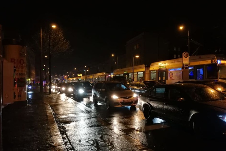 Bis zu zehn Trams reihten sich in und um die Jahnallee hintereinander auf.