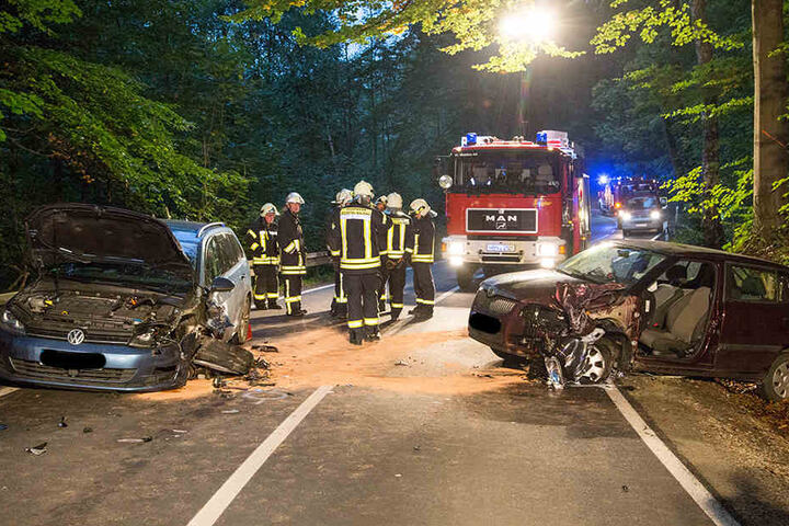 Der VW und der Skoda waren frontal zusammengestoßen.