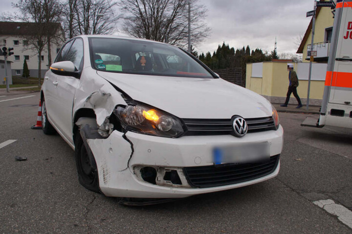 Der Fahrer dieses Golfs kam mit einem Schock ins Krankenhaus.