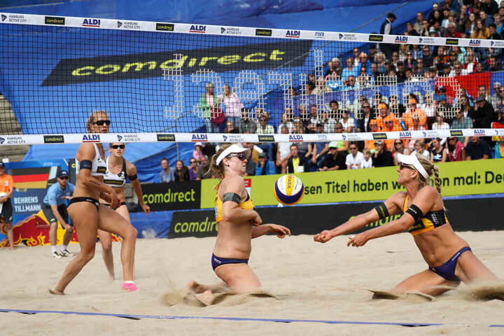 Karla Borger (rechts) und Julia Sude in Aktio gegen Kim Behrens (links) und Cinja Tillmann auf dem Center Court.