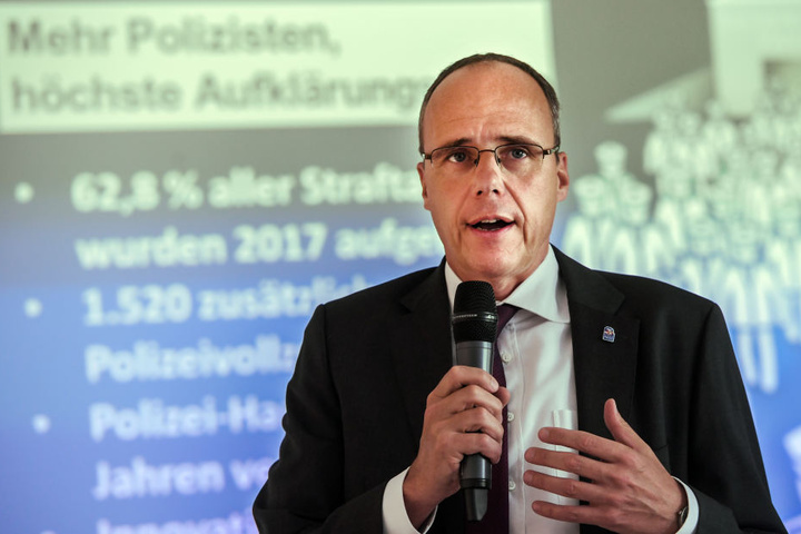 Für Peter Beuth hat das Abbrennen von Pyrotechnik nichts mit Fankultur zu tun.