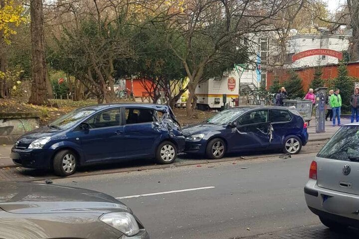 Mehrere geparkte Autos wurden stark beschädigt.