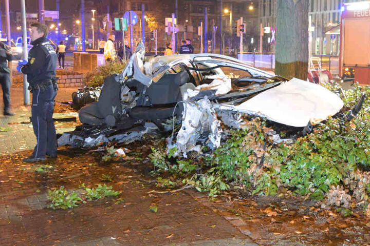 Das Auto prallte gegen den Baum und wurde völlig zerstört.