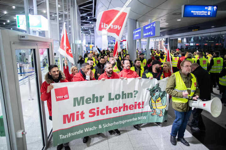 Die Mitarbeiter des Sicherheitspersonals streiken in Düsseldorf für eine höhere Bezahlung.