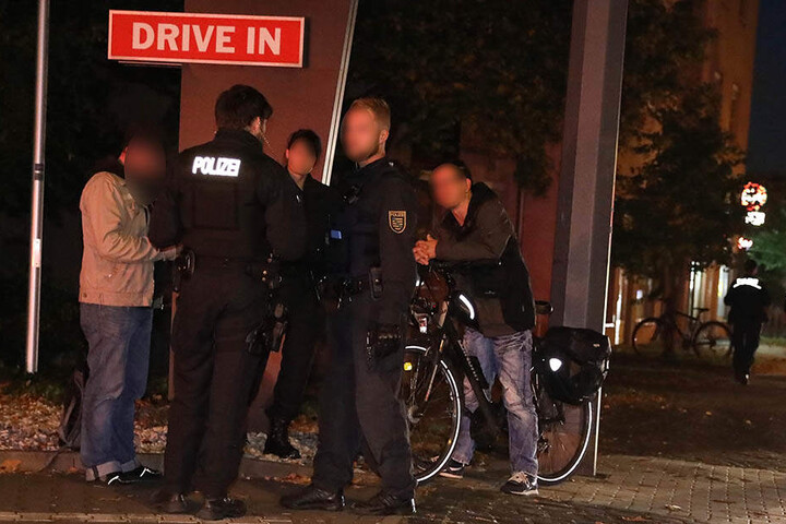 Das Opfer (li.) macht seine Aussage bei den Polizeibeamten.