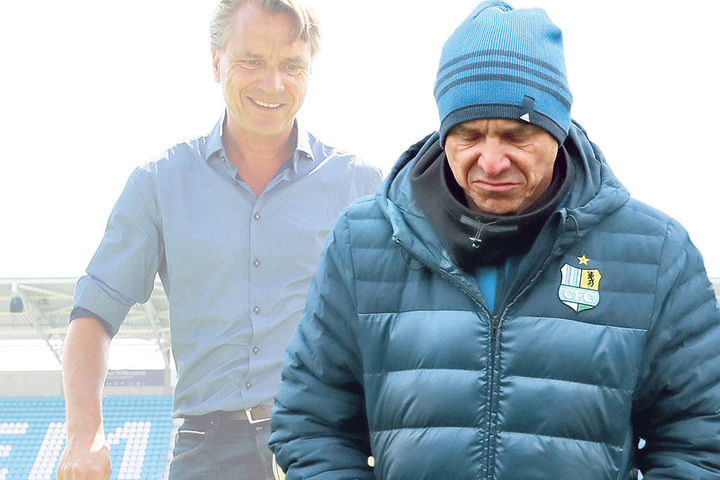Augen zu und durch! Trainer Horst Steffen steht nach einer desaströsen Hinrunde vor dem Aus. Noch vor dem Fest droht ihm der Rausschmiss.