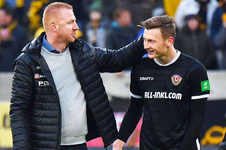 Da war Torhüter Markus Schubert (r.) wieder zum Lachen zumute. Trainer Maik Walpurgis beglückwünschte seinen Keeper zur weißen Weste.