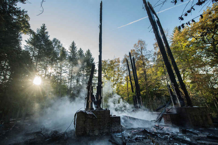 Viel ist vom Goetheturm nach dem verheerenden Brand in der Nacht nicht mehr übrig.