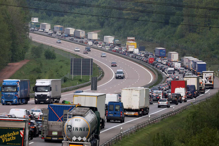 Auf der Autobahn 4, Höhe Ausfahrt Hohenstein-Ernstthal, kam es zu einem kilometerlangen Stau.