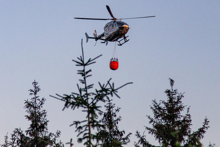 Der Polizeihubschrauber unterstütze die Feuerwehren.