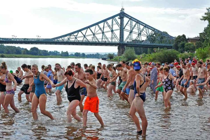 Weit über 1000 Schwimmer werfen sich am Sonntag in die Fluten. Neben OB
Hilbert wollen auch Linke-Bundestagsabgeordnete Katja Kipping (39) und
SPD-Stadtrat Christian Avenarius (58) mitschwimmen.