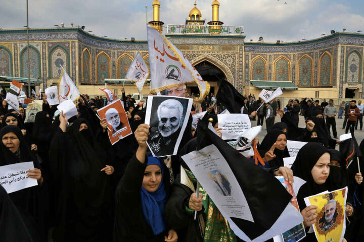 Schiitische Muslime demonstrieren vor dem Imam-Husain-Schrein im irakischen Karbala als Reaktion auf die Tötung des Generals.