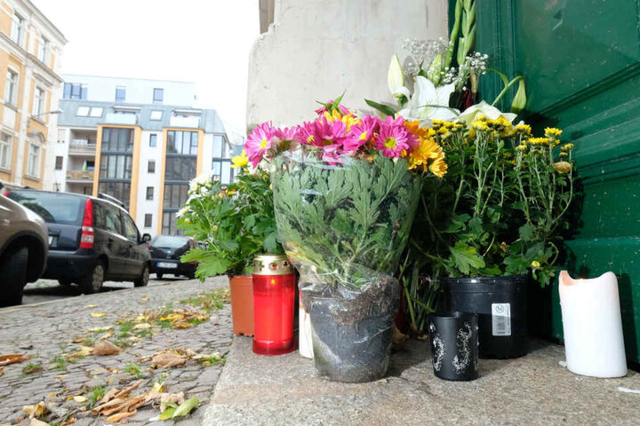 Blumen stehen vor dem Haus in der Eduardstraße 1 im Stadtteil Plagwitz. Hier wurde Stefan M. ermordet.