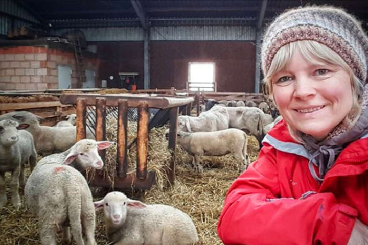 Heinrichs Freundin Birgit ist richtig begeistert von den süßen Lämmern.