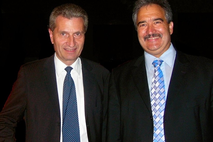Der ehemalige baden-württembergische Ministerpräsident Günther Oettinger neben dem Angeklagten Josef Rief.