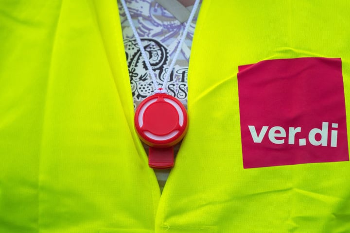 Die Gewerkschaft Verdi kritisiert zusätzlich zu den Gehaltsentwicklungen auch die Arbeitszeiten, die verbindlichen Dienstpläne und die Regelungen zum Bereitschaftsdienst in der Klinik.