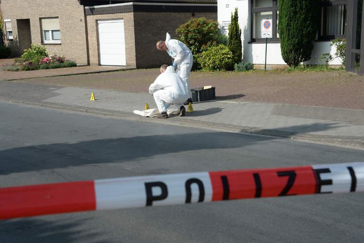 Die Spurensicherung beschäftigte sich zunächst mit dem Gehweg.