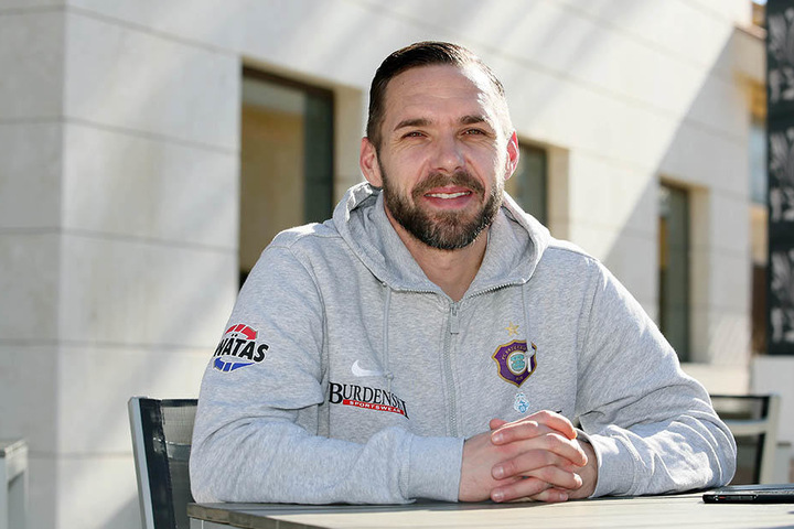 Christian Tiffert: „In meinem Alter passiert das halt, dass ein Cheftrainer jünger ist als ich. Das ist das erste Mal in meiner Laufbahn. Das spielt für mich aber überhaupt keine Rolle und für ihn sicher auch nicht.“