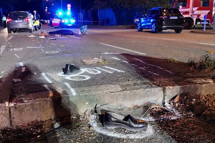 An der Unglücksstelle liegen die Schuhe der Verstorbenen.