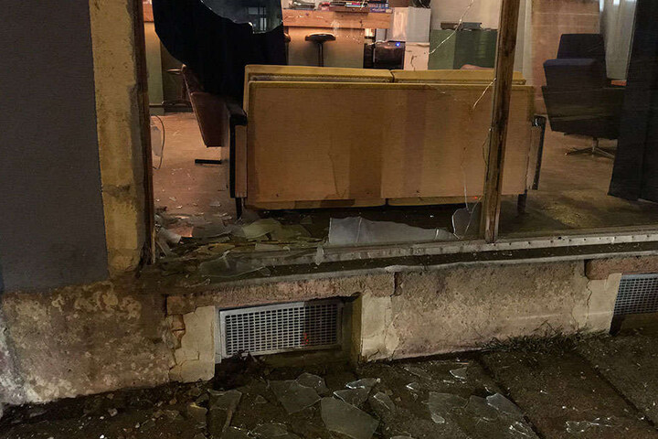 Fenster mitsamt dem Fensterrahmen wurden bei dem Anschlag herausgerissen.