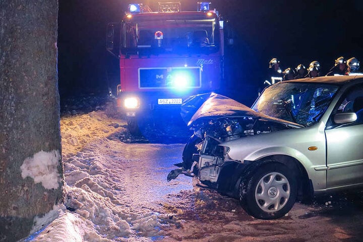 Der Fahrer wurde bei dem Unfall schwer verletzt.