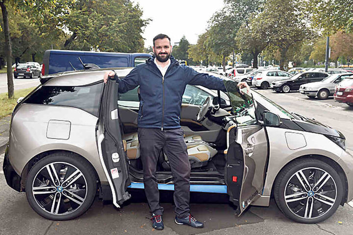 Christoph Blümel (35) von der Dresdner BMW-Niederlassung zeigte den BMW i3
Rex. Die Kombi aus Benzinmotor und E-Motor lässt ein Fahrvergnügen von 300
Kilometer Reichweite zu.