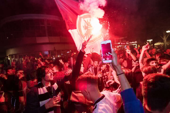 Eintracht-Fans feiern nach dem Pokalsieg in Frankfurt.