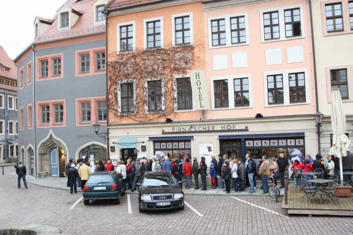 Alle Jahre wieder das gleiche Bild: Zum Kartenverkaufsstart stehen die Tom-Pauls-Liebhaber vor dem Theater auf dem Pirnaer Markt Schlange.