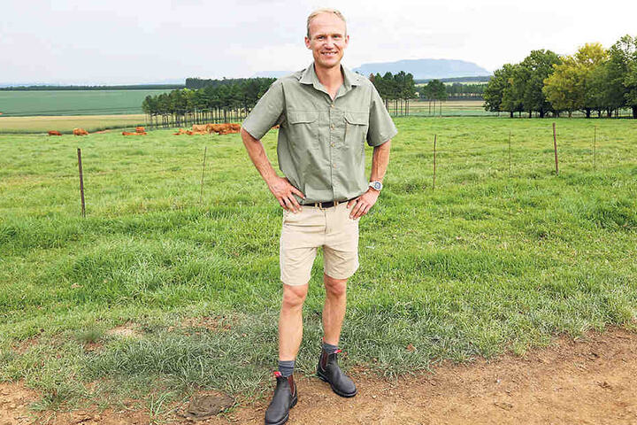 Rüdiger (37) lebt direkt neben seinen Eltern auf einem Hof in KwaZulu-Natal, einer Provinz an der Ostküste Südafrikas. Dort betreibt er Viehzucht, baut Mais und Soja an.
