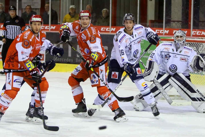 Rob Flick (M.) machte mit seiner ersten Reihe gegen die Kassel Huskies mächtig Betrieb.