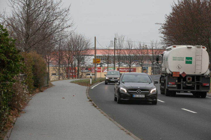 Ein Blick am Tag aus der Gegenrichtung in Höhe Wohnviertel in Richtung Einkaufszentrum.