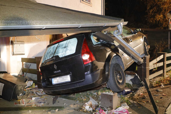 Der Renault krachte in den Vorgarten.